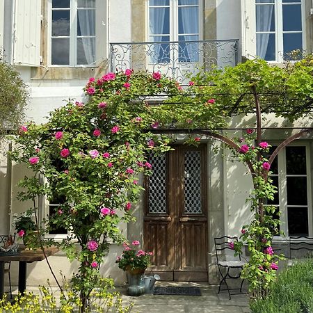 Le Patio Des Senteurs Bed & Breakfast Verzeille Bagian luar foto