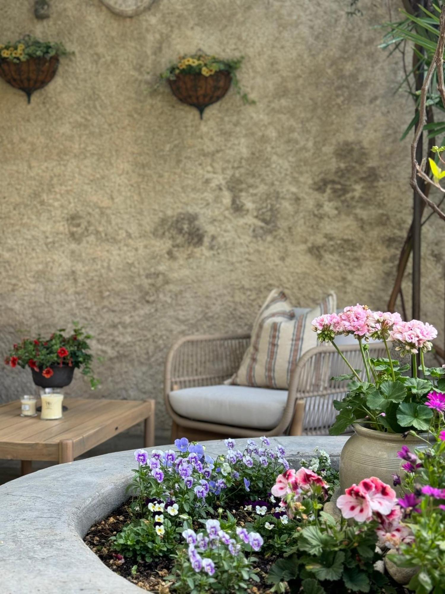 Le Patio Des Senteurs Bed & Breakfast Verzeille Bagian luar foto