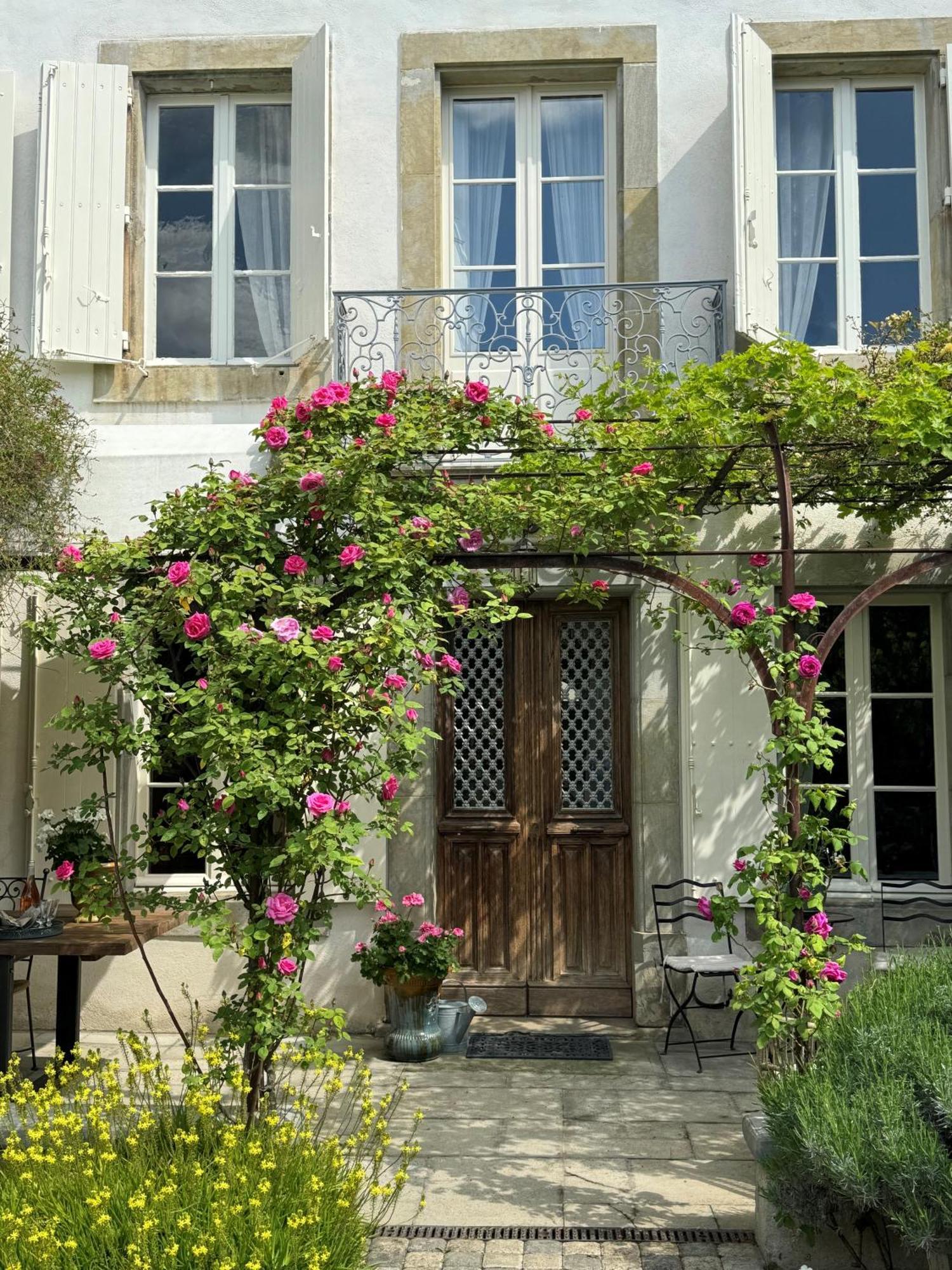Le Patio Des Senteurs Bed & Breakfast Verzeille Bagian luar foto